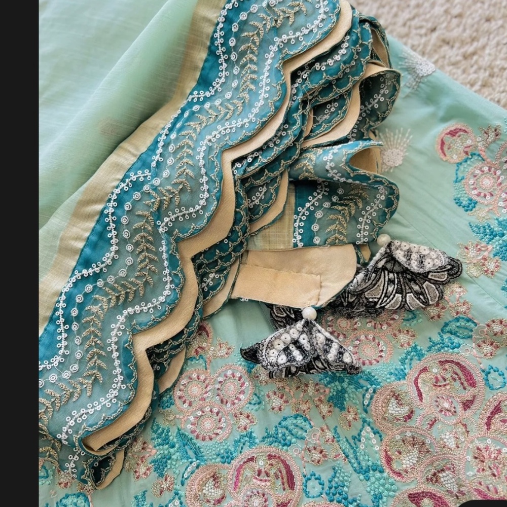 Pakistani designer lawn - Picture 3 of 7